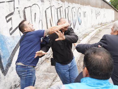 El ministro de seguridad de Buenos Aires, Sergio Berni, fue agredido a golpes y pedradas durante una protesta de colectiveros en General Paz, provincia de Buenos Aires.