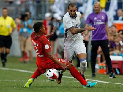 Thiago Silva derriba a Jesé bajo la mirada de Zidane. Foto: AFP/ Vídeo: ATLAS