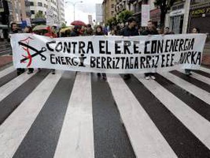 Unos trescientos trabajadores de las plantas de Acciona Energía en Navarra se han manifestado hoy en Pamplona en contra del ERE.