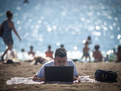 Un hombre en la playa de la Barceloneta, en Barcelona.