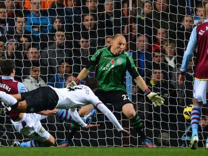 Chicharito logra uno de sus goles.