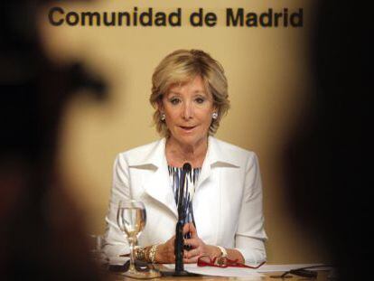 Esperanza Aguirre, en una rueda de prensa durante su etapa de presidenta de la Comunidad de Madrid.