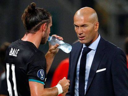 Bale charla con Zidane durante la Supercopa.
