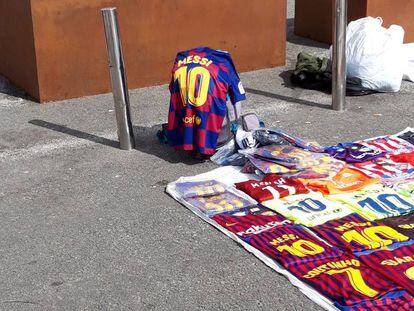 La nova samarreta del Barça al 'top manta' de la Barceloneta.
