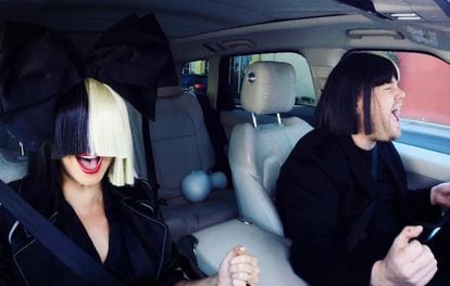 Sia se subió al coche para cantar sus grandes éxitos y los que ha compuesto para artistas como Rihanna. Eso sí, como era de esperar no reveló su rostro tras su característica peluca bicolor.