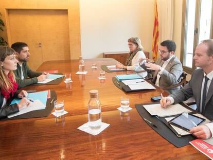 Reunió entre els comuns (esquerre) i del Govern. 