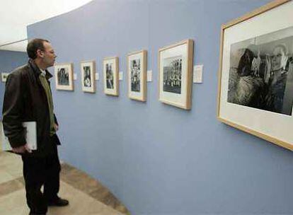 Un visitante recorre la exposición de la Fundación Diario Madrid.