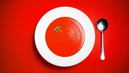 Plato de sopa de tomate.
