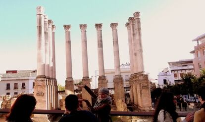 Visitantes se fotografían en el templo romano.