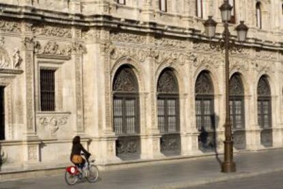 Una ciclista pasa por la Plaza de San Francisco de Sevilla, con una bici ´de la red pública de alquiler Sevici.