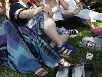 Miembros de los colectivos de lesbianas, en el Retiro.