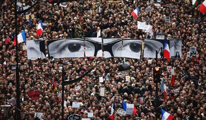 Multitudinaria manifestación el 11 de enero tras los atentados en París.