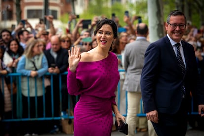 La presidenta de la Comunidad de Madrid, Isabel Díaz Ayuso, acompañada del Alfonso Serrano, secretario general del PP madrileño.







