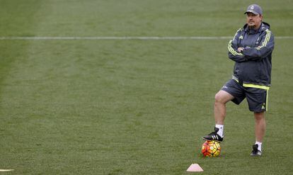 Rafa Benítez dirige el entrenamiento del Madrid este martes.