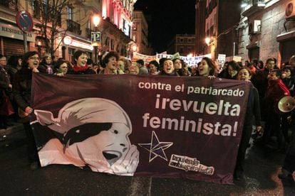 <b>8 de mazo de 2012.</b> La pancarta con el lema "Contra el patriarcado ¡revuelta feminista!" en la manifestación del Día de la Mujer, en la calle de Atocha de Madrid, en la que se hizo énfasis en cómo los recortes afectan especialmente a las mujeres.