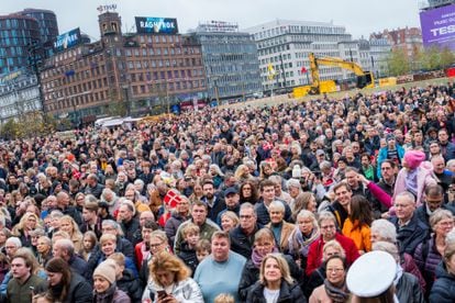 La multitud congregada frente a la plaza del Ayuntamiento de la capital danesa para celebrar los 50 años en trono de la reina Margarita.