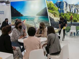 Actividad en un stand de la Costa Blanca alicantina, este jueves en Fitur.