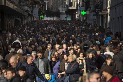 Calle de Preciados llena de gente.