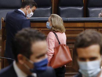 Pedro Sánchez i Nadia Claviño xerren al Congrés. En primer pla, Pablo Casado i Teodoro García Egea.