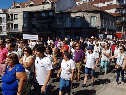 Vecinos de Tui, durante la manifestación por las calles de la localidad.