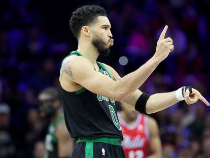 Jayson Tatum, de los Boston Celtics, celebra una canasta contra los Philadelphia 76ers durante el tercer cuarto del partido de este viernes.