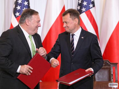 Mike Pompeo y el ministro polaco de Defensa, Mariusz Blaszczak, tras firmar el acuerdo de seguridad, este sábado en Varsovia.