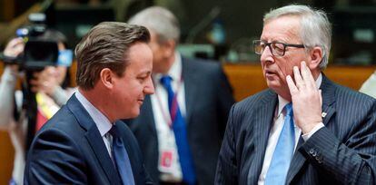 El primer ministro brit&aacute;nico, David Cameron, junto al jefe de la Comisi&oacute;n Europea, Jean-Claude Juncker.