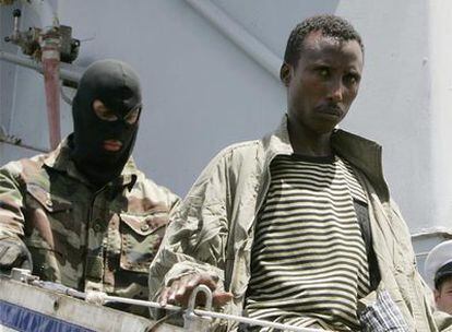 Un pirata somalí detenido desciende de un buque francés en Kenia.