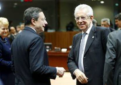 El presidente del Banco Central Europeo, Mario Draghi (i), y el primer ministro italiano, Mario Monti, durante la segunda jornada de la cumbre de jefes de Estado y de Gobierno de la Unión Europea en Bruselas hoy.