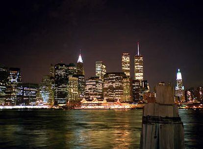 Imagen nocturna del 'skyline' de Gotham City o Nueva York.