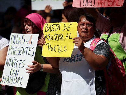 Manifestantes protestan contra la política de ajuste del Gobierno de Javier Milei, en Buenos Aires, Argentina.