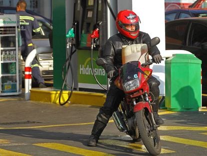 Un motorista lleva una garrafa de gasolina en a Ciudad de México.