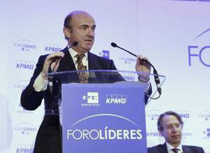 El ministro de Economía y Competitividad, Luís de Guindos, junto al presidente de Efe, José Antonio Vera (d), durante su intervención hoy en el primer Foro Líderes que organizan la Agencia EFE y KPMG, un encuentro que reúne a personalidades del mundo económico y empresarial.