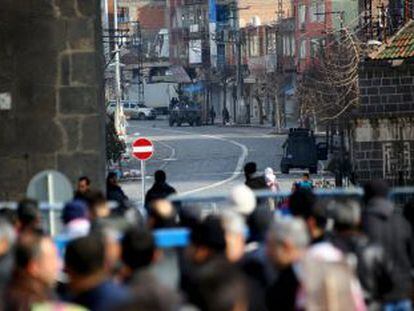 Ciudadanos de Diyarbakir, ante una de las barreras de seguridad en el distrito de Sur.  