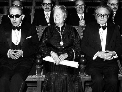 Carmen Conde, entre Gonzalo Torrente Ballester (izquierda) y Manuel Terán, en la sede de la RAE en su investidura como académica de la lengua el 28 de enero de 1979.