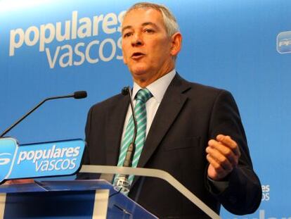 El responsable de asuntos econ&oacute;micos del PP vasco, Ant&oacute;n Damborenea, durante la rueda de prensa ofrecida en Bilbao.