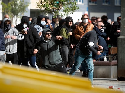 Trabajadores lanzan botellas a la policía, este martes en Cádiz.