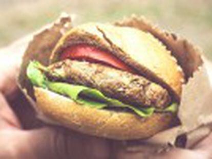 Salchichas, hamburguesas y otros productos cárnicos procesados son  carcinógenos para humanos , dice la agencia sanitaria. La carne roja es  probablemente carcinógena .