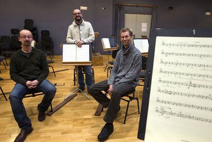 De izquierda a derecha, los músicos Juan Ronda, Javier Rizo y Jerome Ireland, en el Teatro de la Maestranza de Sevilla.