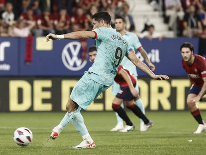 Lewandowski marca el penalti que le vale el triunfo al Barcelona.