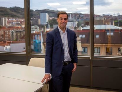 Imanol Pradales, candidato a lehendakari por el PNV en las próximas elecciones autonómicas en la sede de su partido en Bilbao este viernes.
