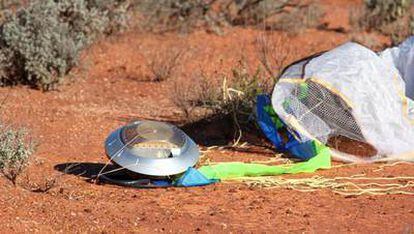 La cápsula con muestras de un asteroide de la misión japonesa Hayabusa tras caer en el desierto australiano de Woomera.