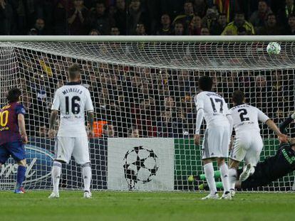 Messi falla un penalti tras mandar el balón al larguero.