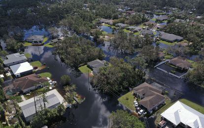 Calles anegadas en North Port (Florida) tras el paso del huracán 'Ian', el sábado.