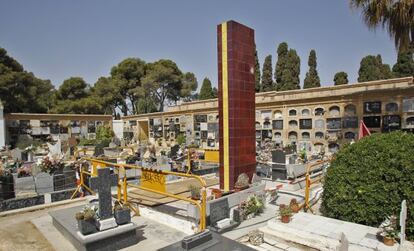 Trabajos en el monolito sobre la fosa de los fusilados en el cementerio de Paterna