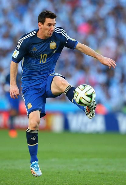 Lionel Messi controla el balón.