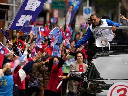 El candidato presidencial del Partido Nacionalista de Taiwán, Hou Yu-ih, saluda a sus seguidores desde una caravana mientras recorre un barrio de Taipéi, Taiwán, este martes.