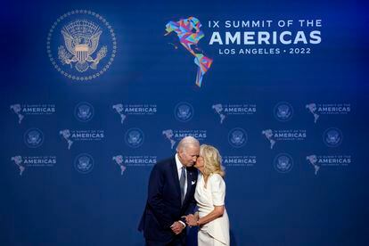 El presidente de EE UU, Joe Biden, y la primera dama, Jill Biden, hacían una pausa el miércoles tras saludar a las delegaciones durante la Cumbre de las Américas.