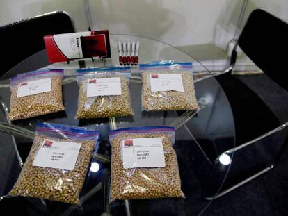 Paquetes de soja de una compañía de EE UU en una imagen de archivo de una feria en Shanghái.