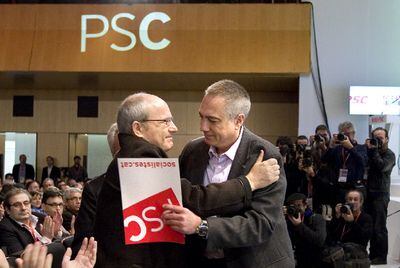 José Montilla felicita a Pere Navarro tras ser elegido este primer secretario del PSC.